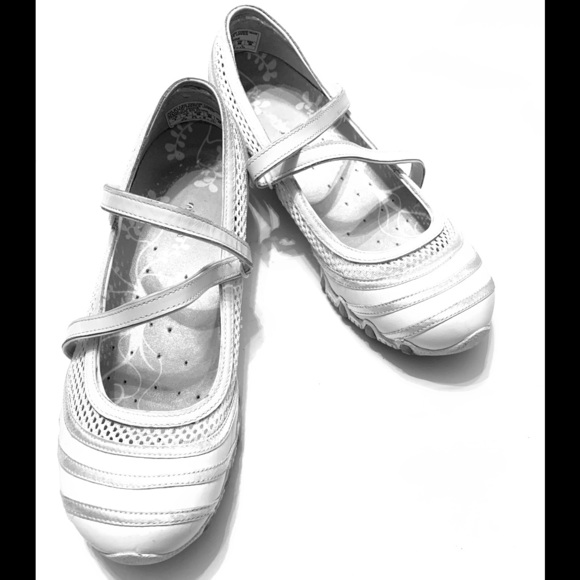 skechers be light eyes on me